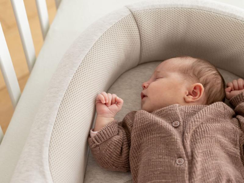 beb&eacute; reci&eacute;n nacido descansando con confort y seguridad en elnido bebe Inglesina Welcome Pod 